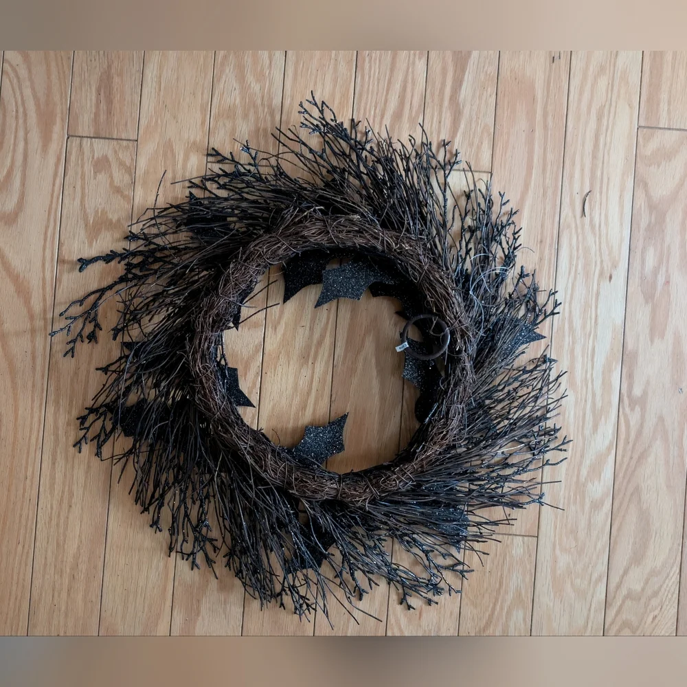 Glistening Black Bat Wreath for Halloween - Picture 3 of 4